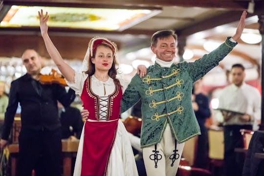 Donau båttur på floden med middag, folkdans och levande musik