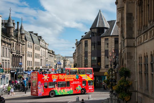 City Sightseeing hop-on hop-off bustour door Inverness