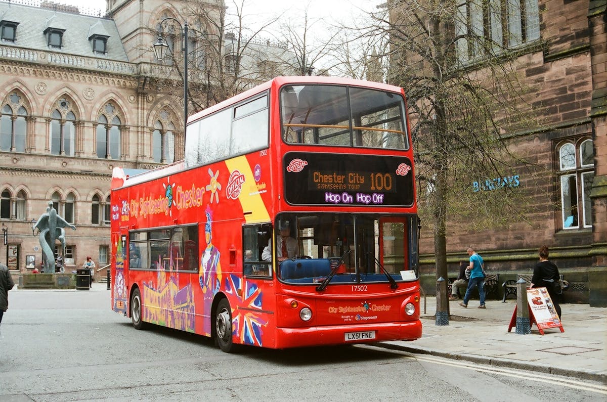 City Sightseeing hop on, hop off-bustour door Chester