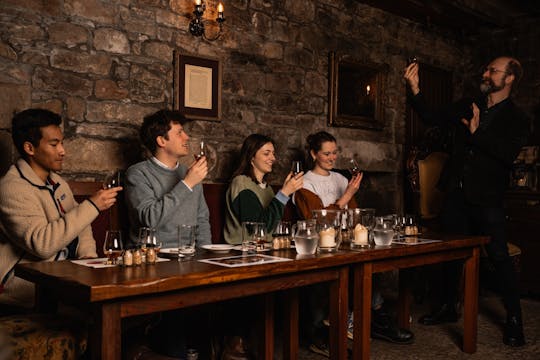 Tour a piedi della città vecchia di Edimburgo con degustazione di whisky