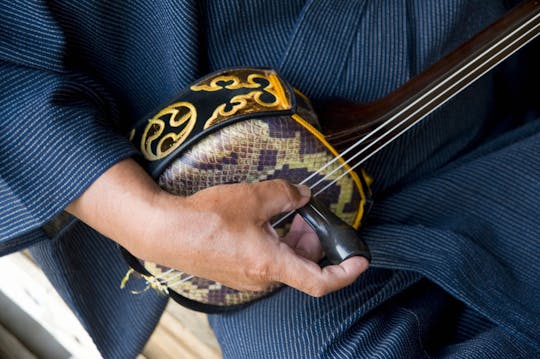 Wycieczka po barach na Okinawie z muzyką na żywo Sanshin w Koza