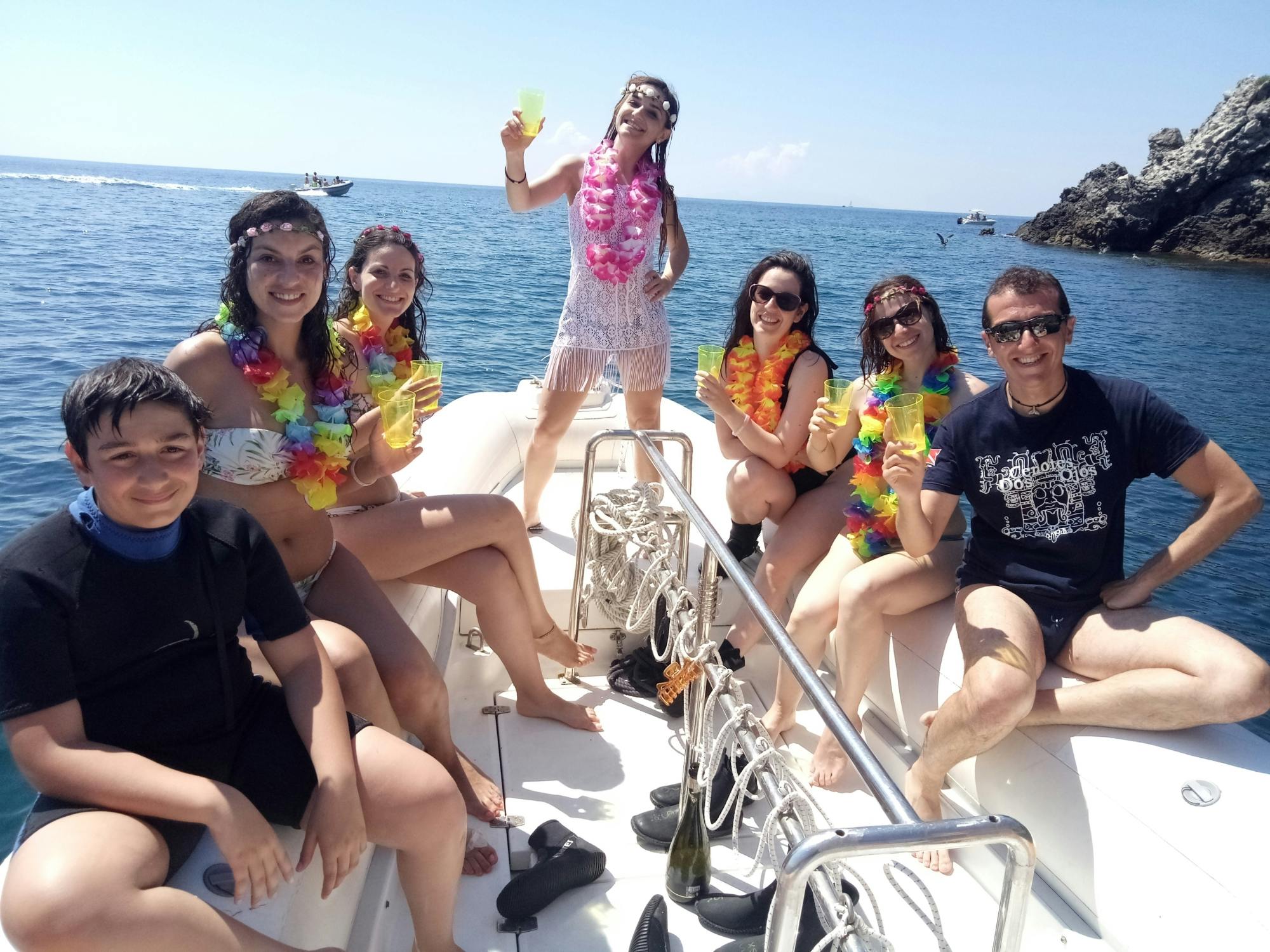 Cruzeiro de bote com aperitivo no mar em Milazzo