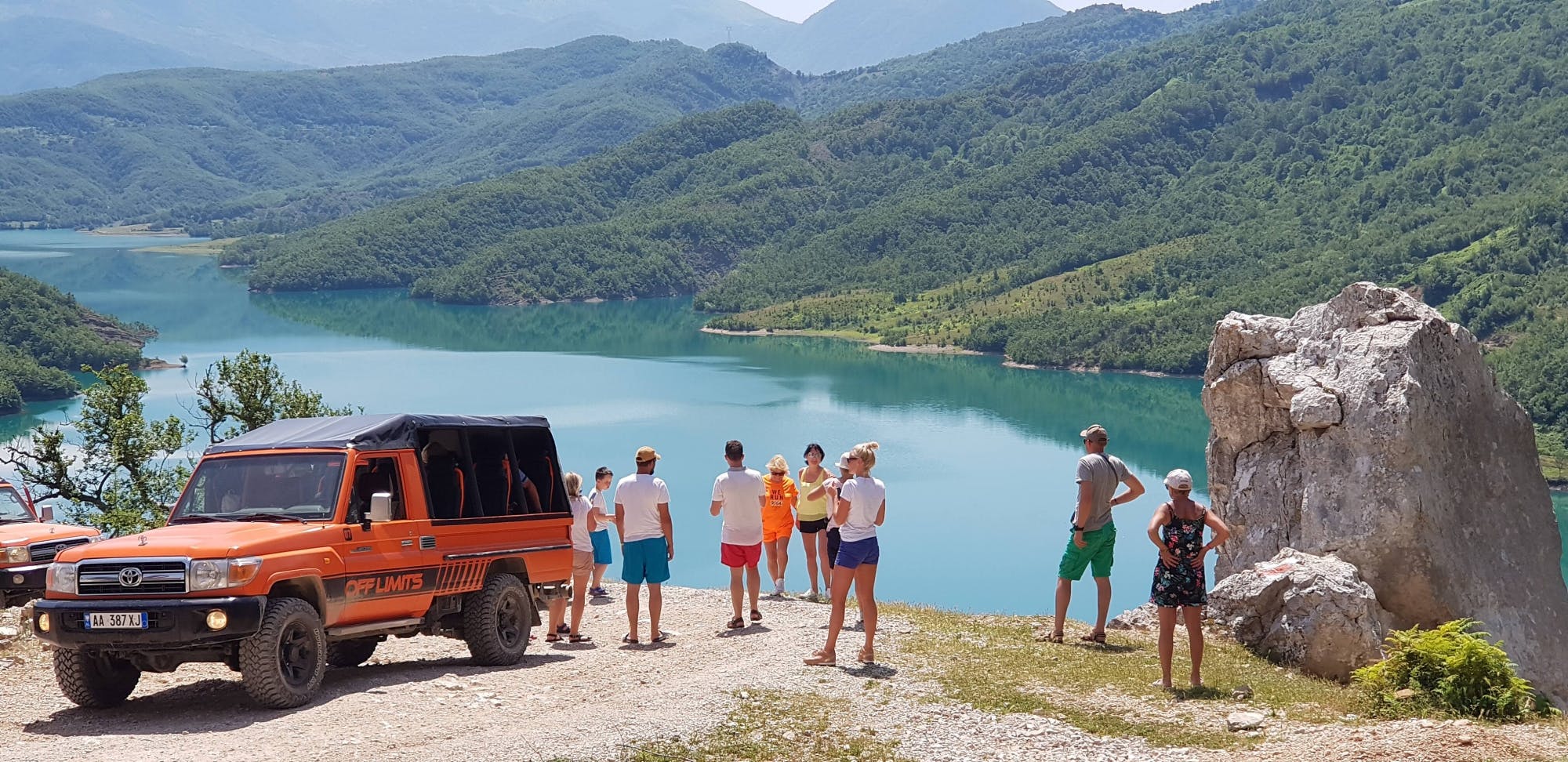 Tour por el lago Bovilla y cata de vinos