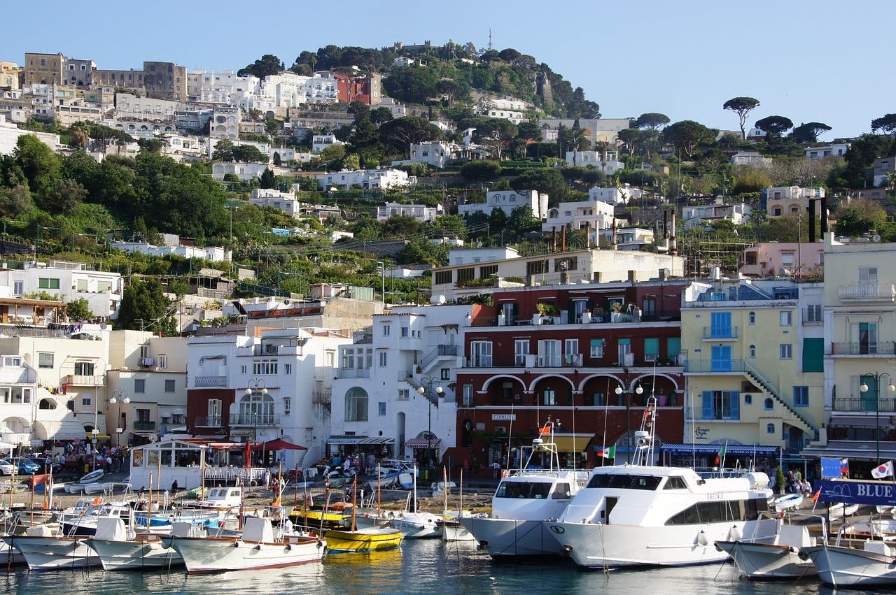 Full-day tour from Rome to Capri with roundtrip transportation
