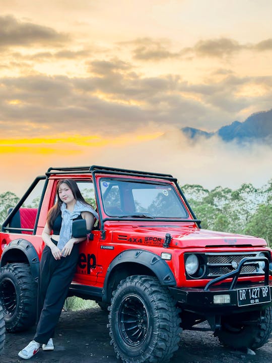 Experiencia guiada en jeep y amanecer en el monte Batur