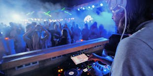 Scena Ayia Napa White Party Night all'Agenta Aqua Club