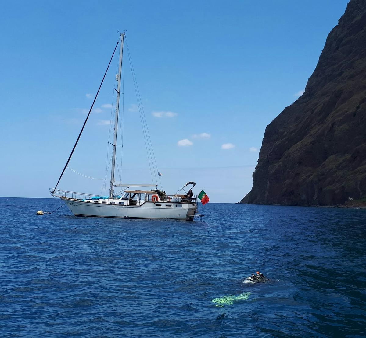 Zeiltocht naar West Bays vanuit Funchal met lunch