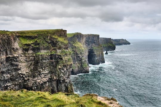 Escursione guidata di un giorno alle scogliere di Moher e Galway da Dublino