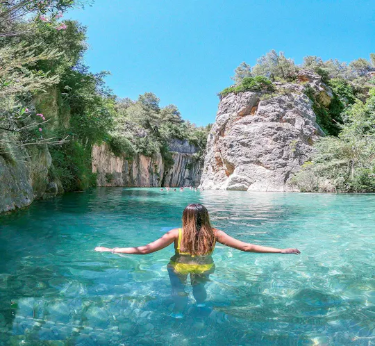 Natural thermal springs and Girlfriend Waterfall tour from Valencia
