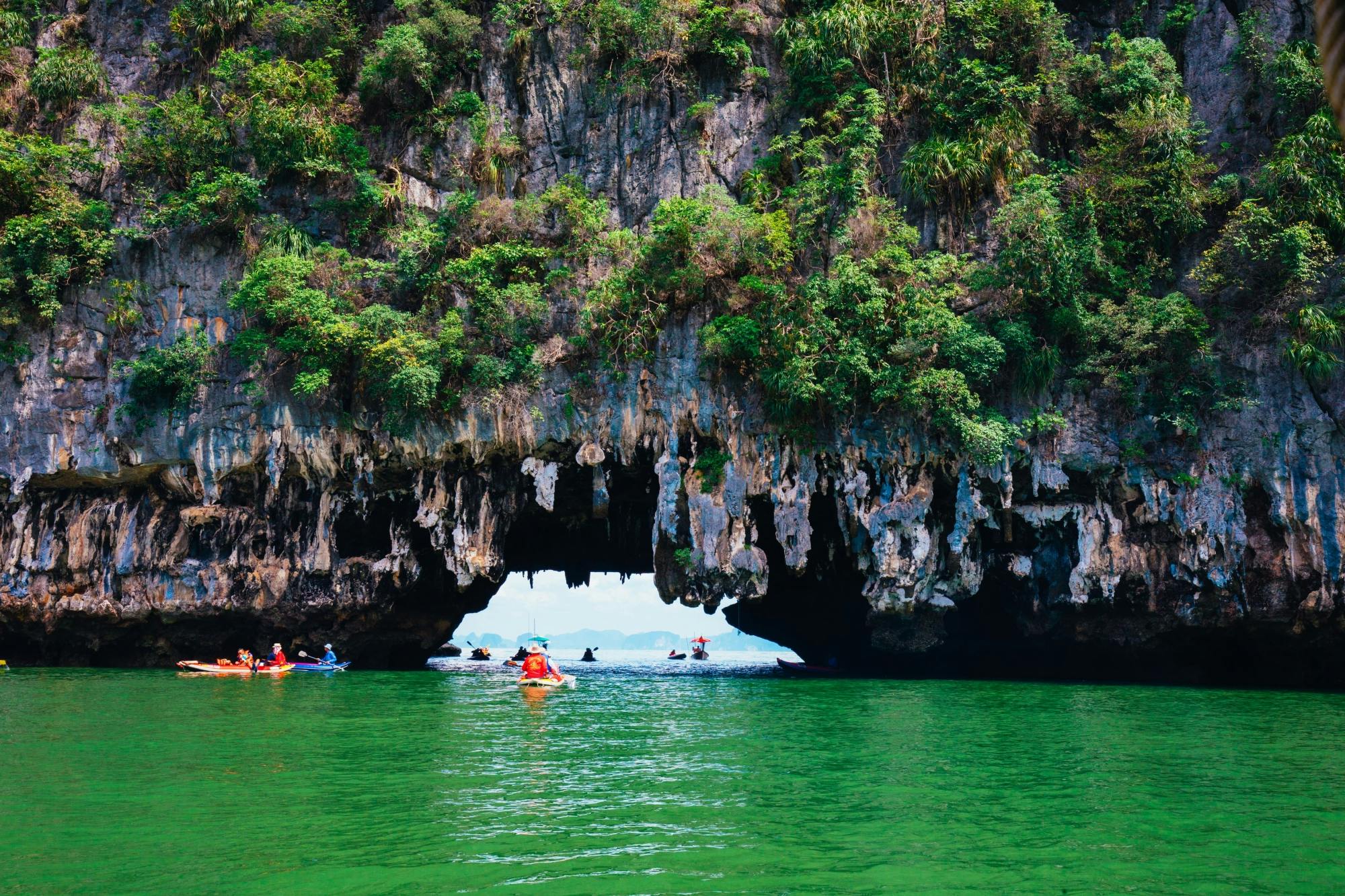 Passeio de canoa no mar ao crepúsculo de dia inteiro saindo de Phuket