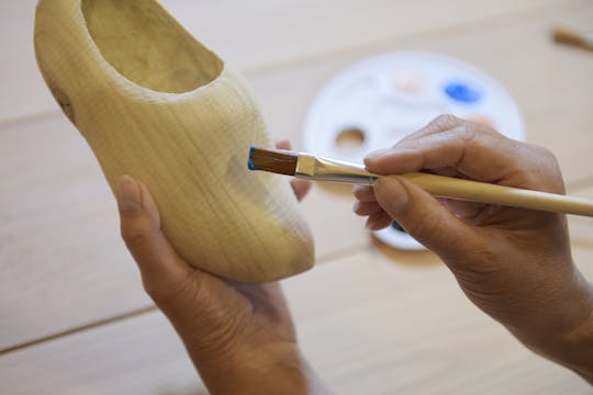 Oficina de pintura de sapatos de madeira em Zaanse Schans