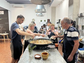 Valencian paella cooking class and Ruzafa market visit