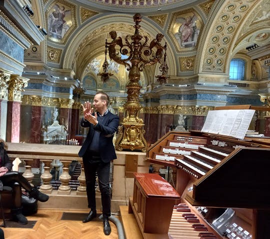 Ingang van de Sint-Stefanusbasiliek met groot orgelconcert