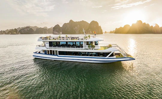 Ha Long Bay Luxury Day Cruise with Buffet Lunch From Hanoi