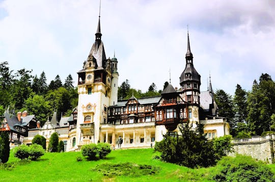 Tour privado de día completo a los castillos de Bran y Peles en Transilvania