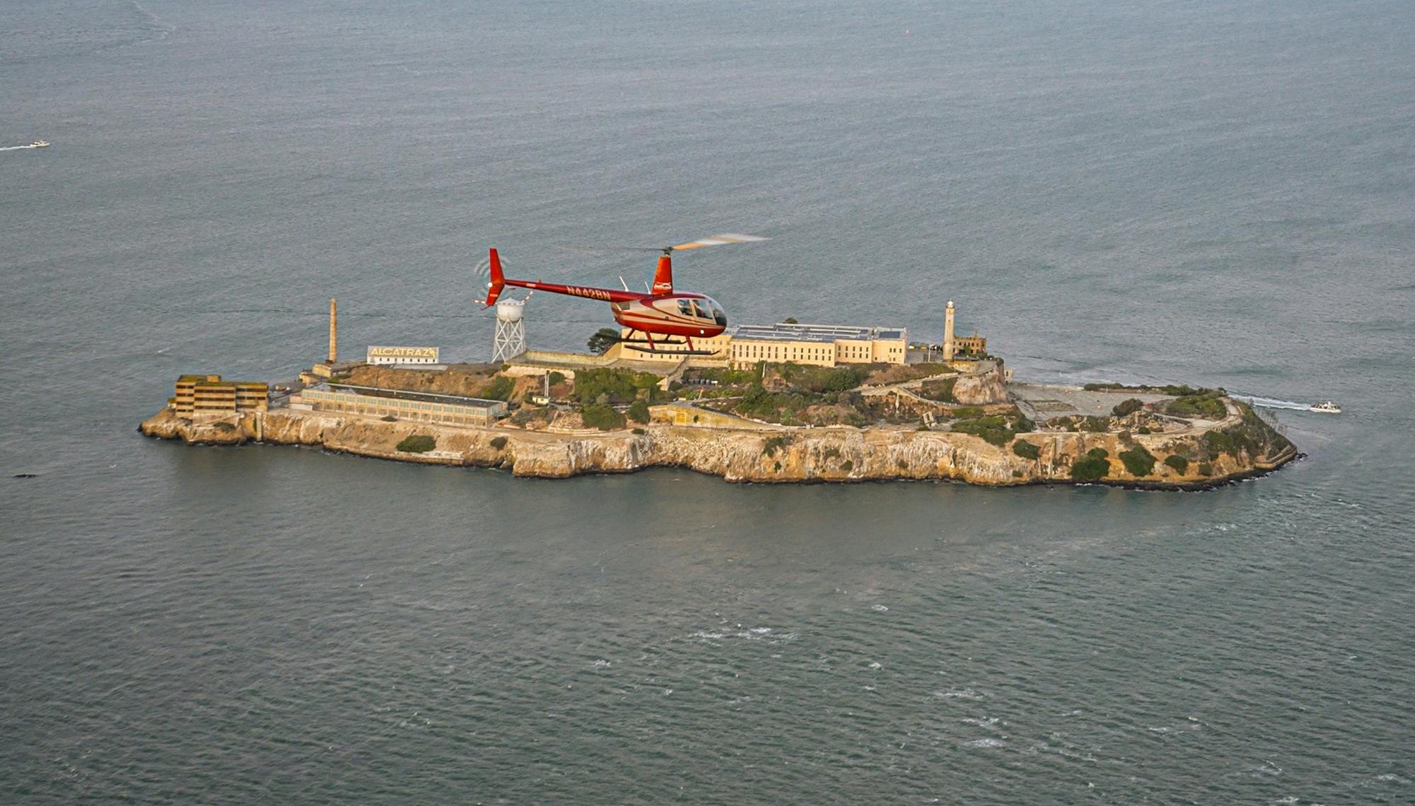 De stad Alcatraz belicht een helikoptervlucht