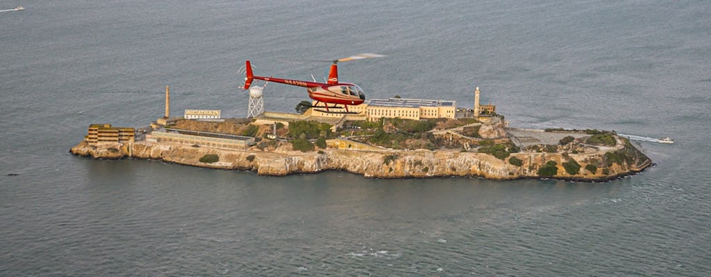 De stad Alcatraz belicht een helikoptervlucht