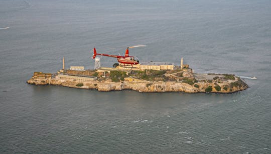 Miasto Alcatraz podkreśla lot helikopterem