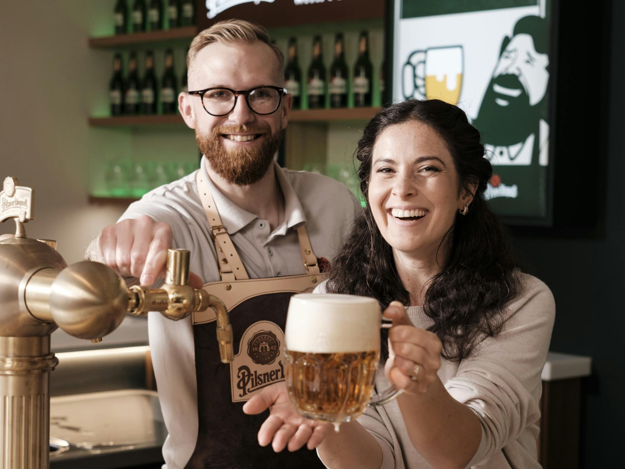 Sessão interativa de servir cerveja na Tapster Academy em Praga