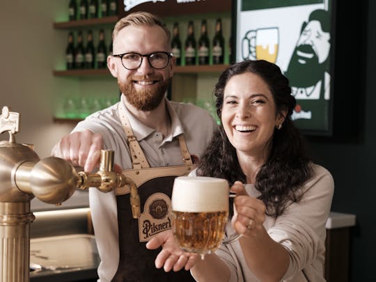 Sesión interactiva de vertido de cerveza en la Tapster Academy de Praga