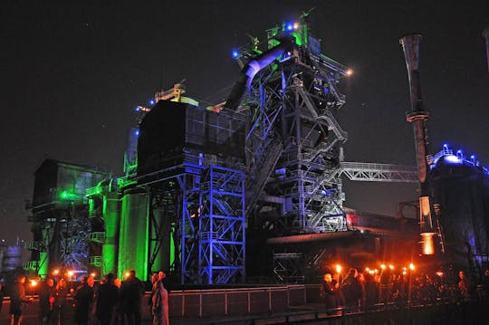 Fackelwanderung durch die alte Eisenhütte im Landschaftspark