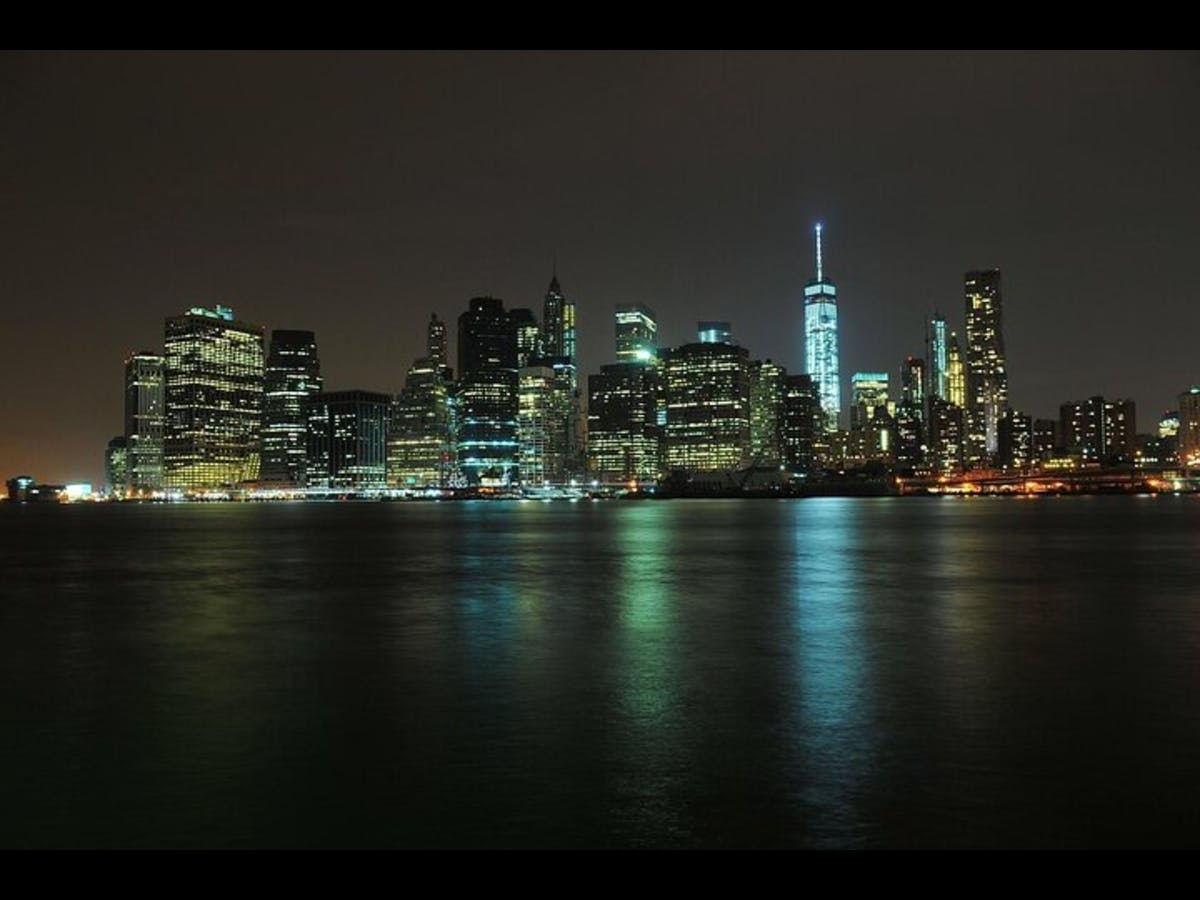 Cruise bij zonsondergang in New York met uitzicht op het Vrijheidsbeeld en de skyline