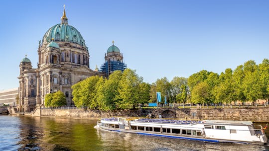 Berlins seværdigheder med stil på bådtur på Spreefloden