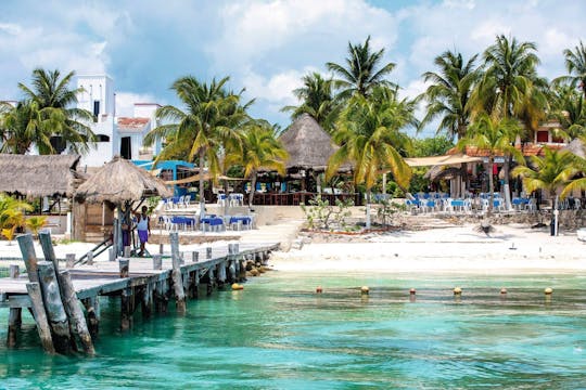 Isla Mujeres katamaranudflugt kun for voksne med frokost på strandklub