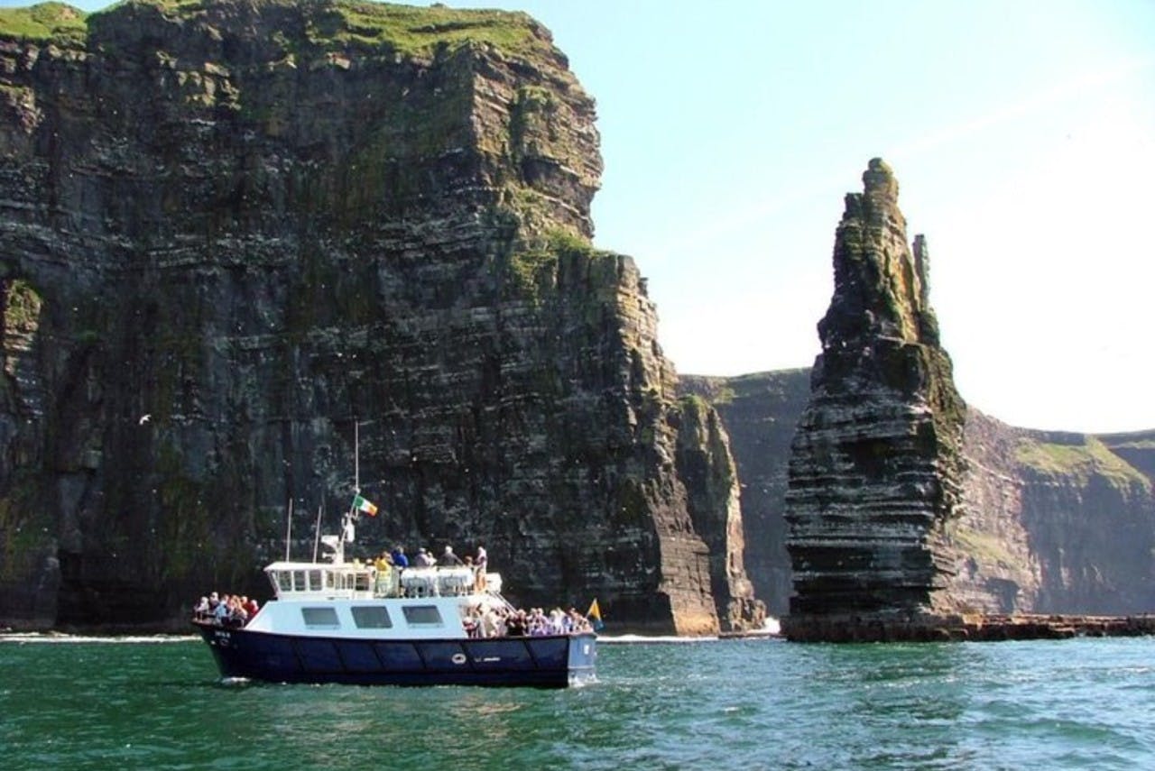 Acantilados de Moher, crucero en barco y cueva Aillwee desde Dublín