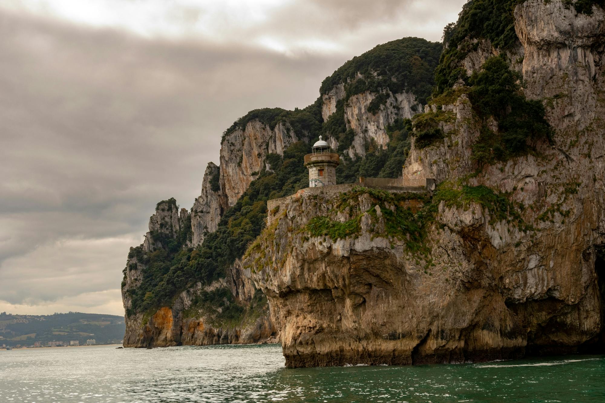 Visite guidée d'une demi-journée de Santoña et de la conserverie d'anchois avec excursion en bateau