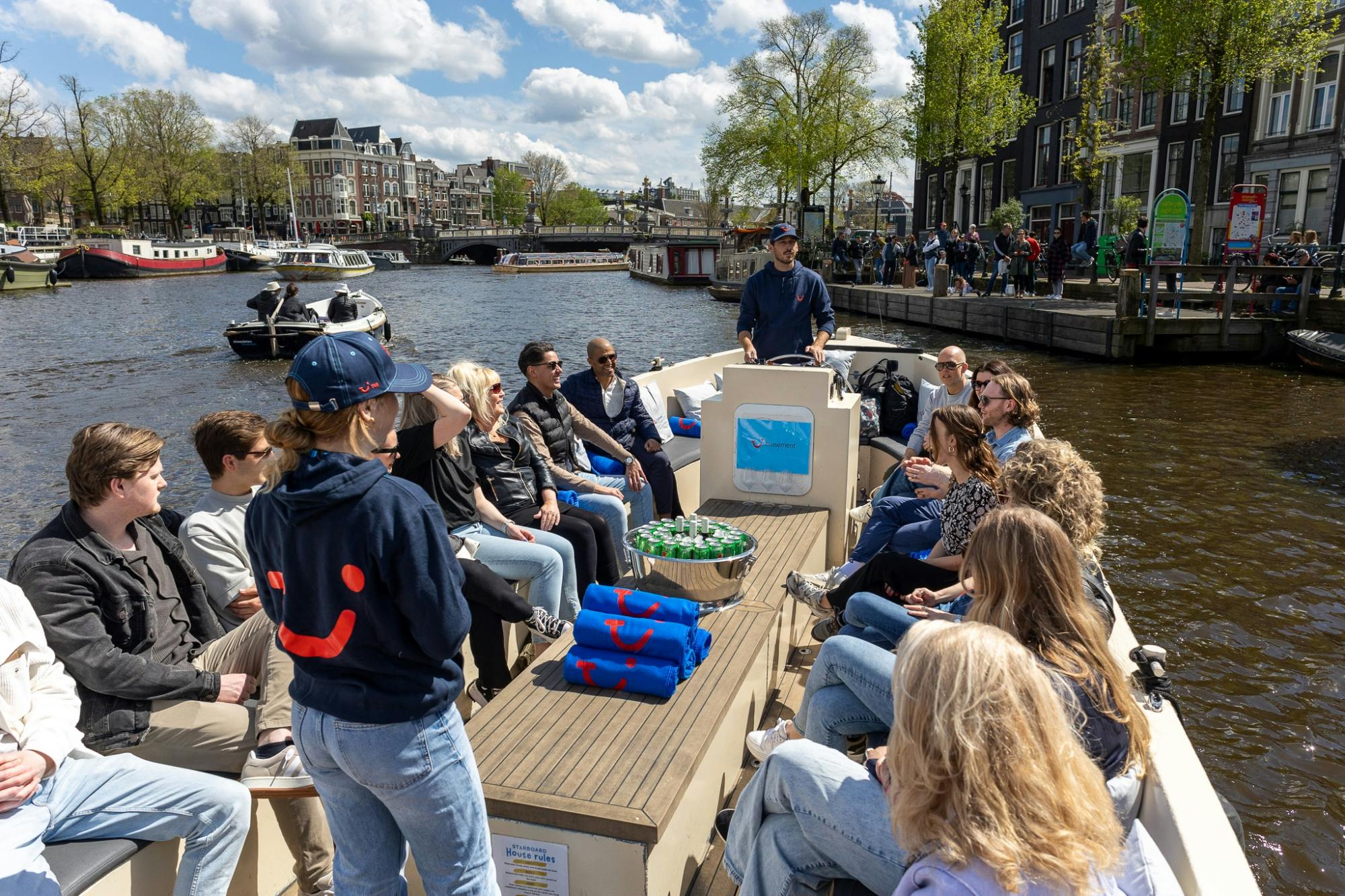 Najważniejsze atrakcje Amsterdamu i lokalne ciekawostki podczas rejsu po kanałach