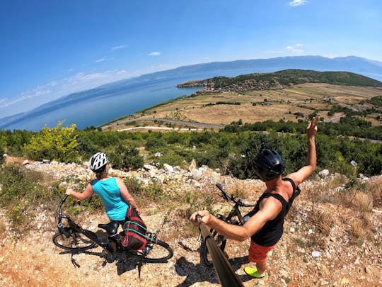 Esperienza in e-bike intorno al lago di Ocrida