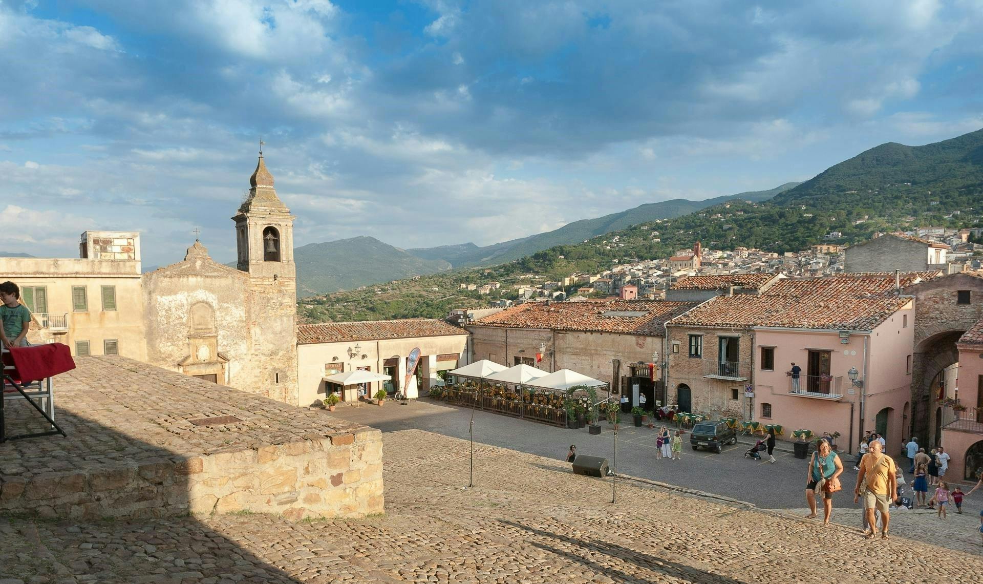 Degustação de vinhos e passeio Castelbuono saindo de Cefalù