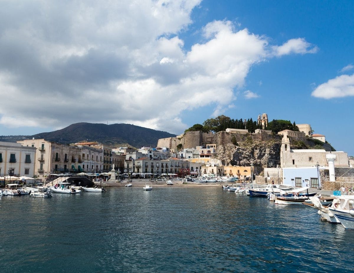 Eilanden Lipari en Vulcano vanuit Cefalù
