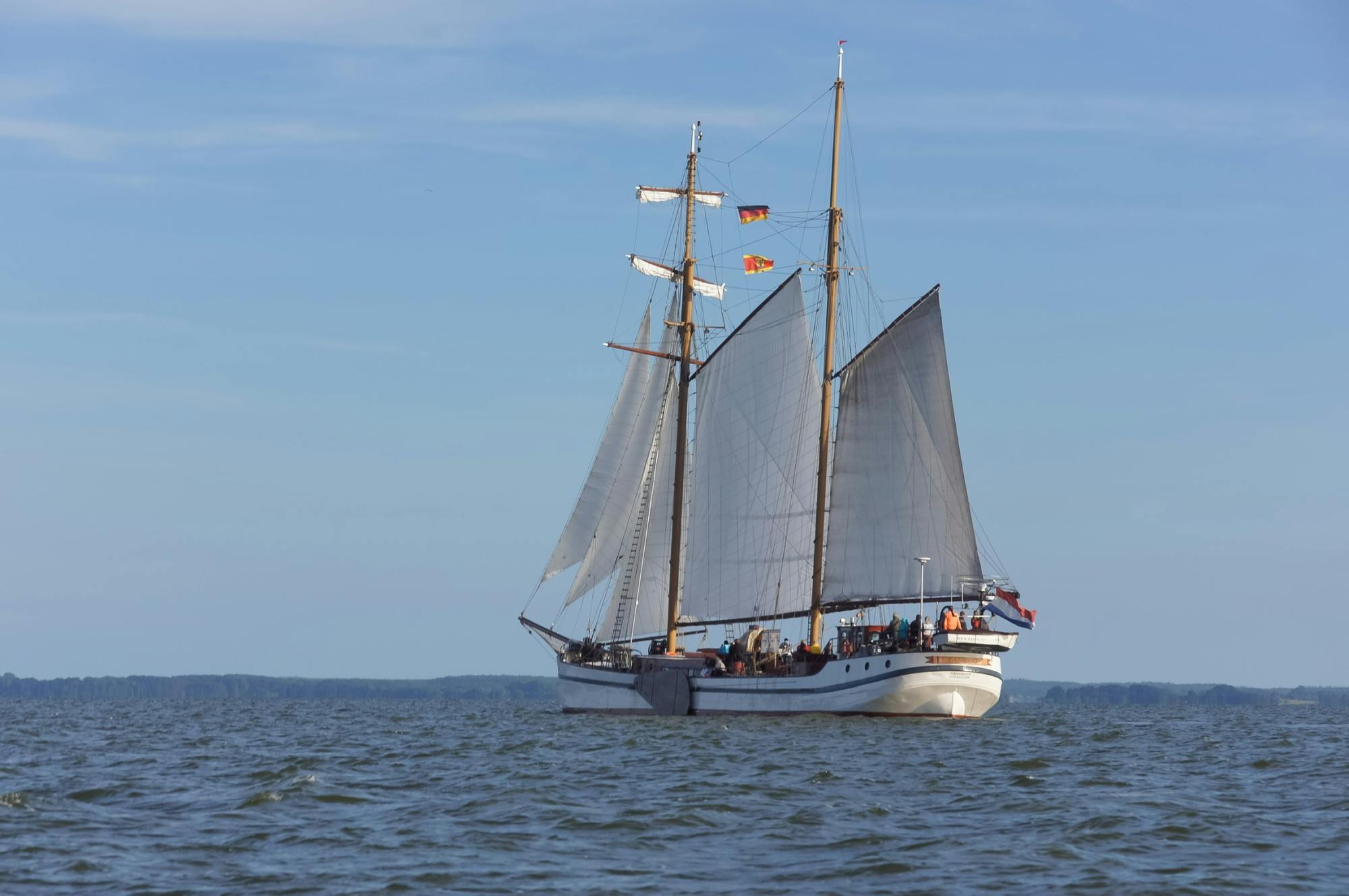 Maritieme bootbrunch langs de zuidelijke rivier de Peene