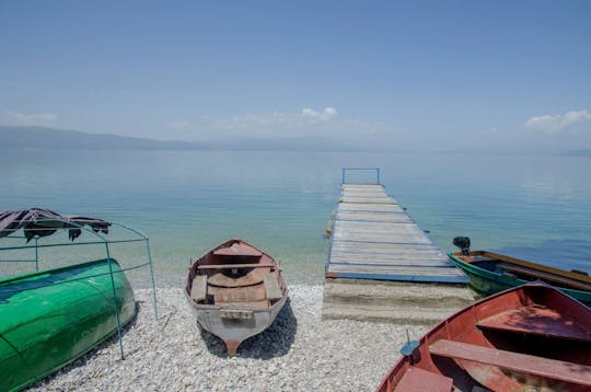 Experiência preguiçosa de salto no lago no lago Ohrid