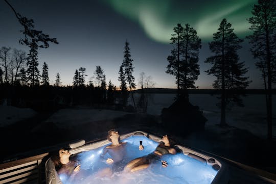 Expérience de sauna et de bain à remous dans la forêt arctique avec aurores boréales