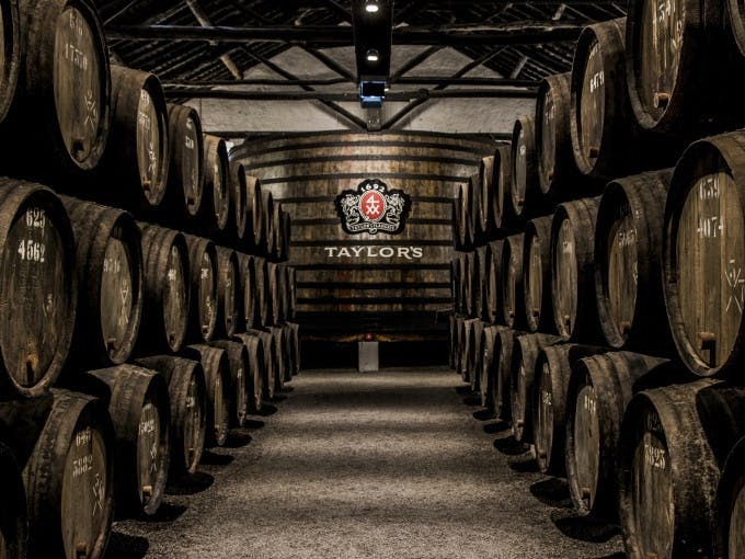 Visita autoguiada a las bodegas del puerto de Taylor y degustación en Oporto