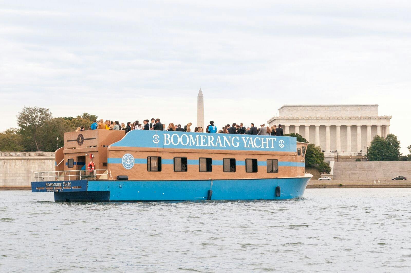 Cruzeiro de iate festivo no Rio Potomac em Washington