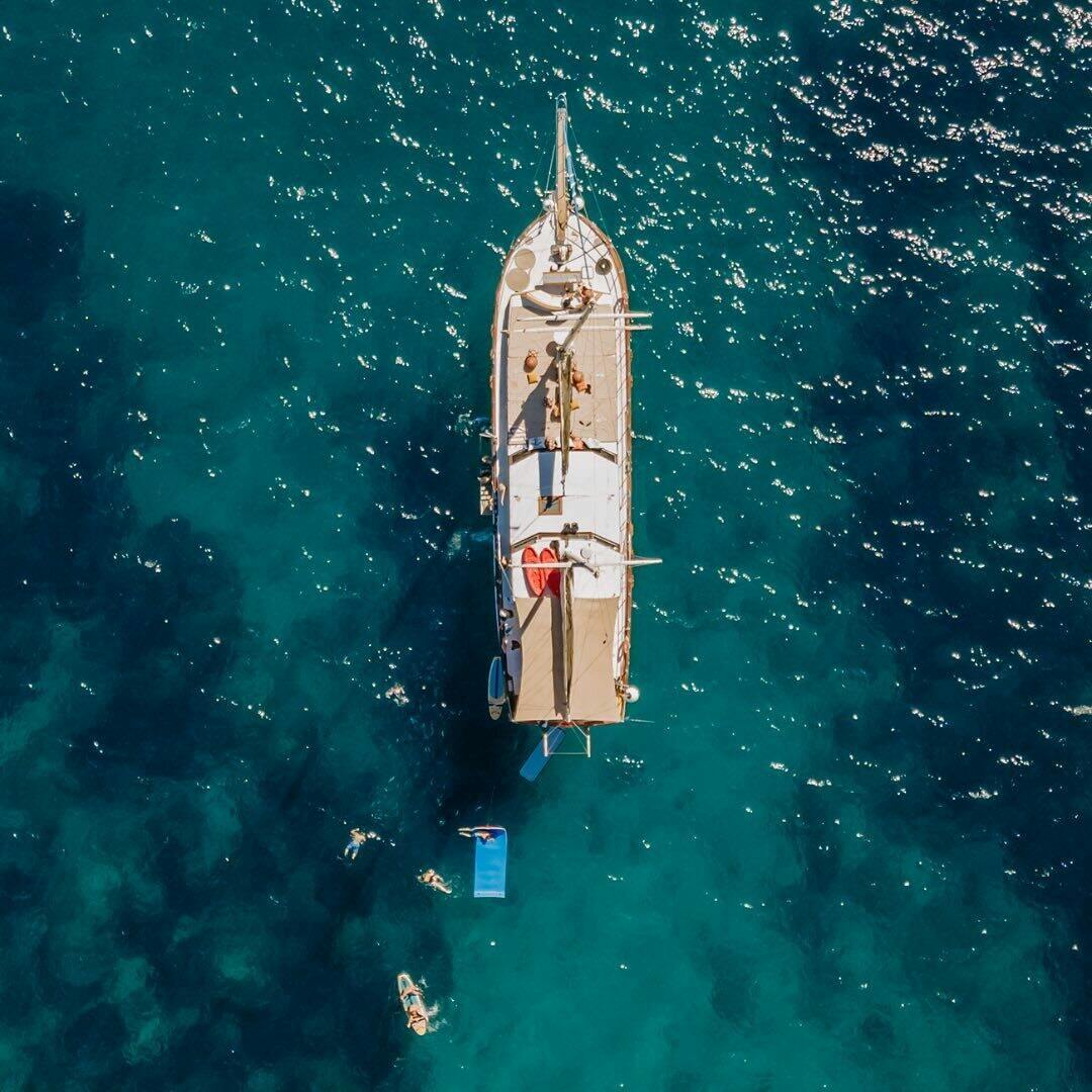 Tour in barca a vela e snorkeling all'Arco di Cabo con pranzo