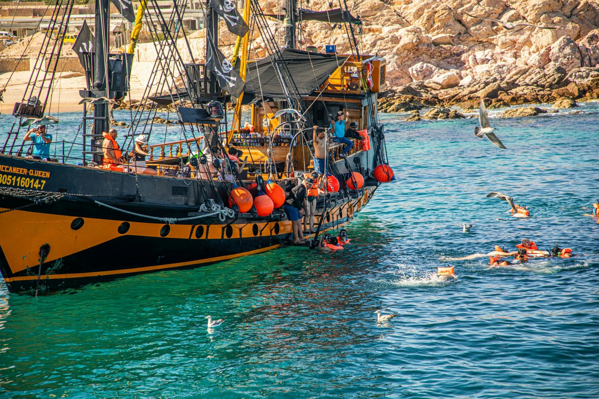 Crucero en barco pirata en Los Cabos con snorkel