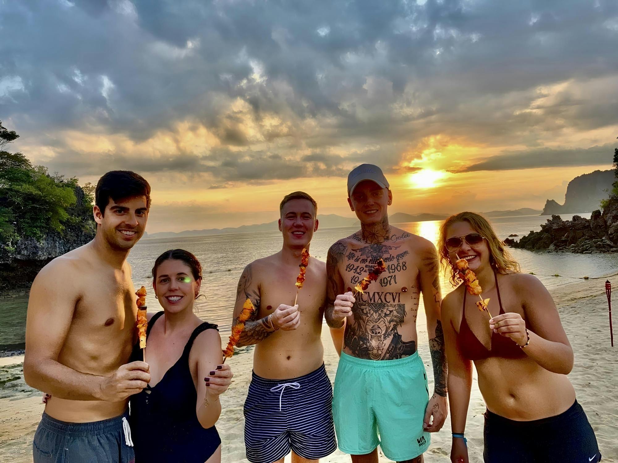 4 Island Sunset Tour by Speedboat with BBQ Dinner and Night Snorkeling