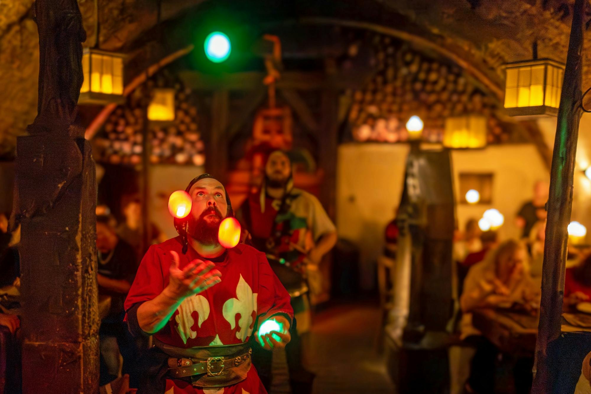 Experiencia medieval checa con castillo, visita a una cervecería y cena espectáculo