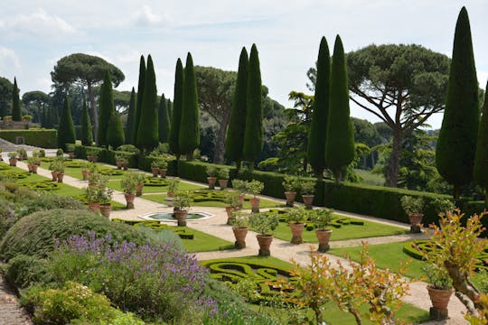 Visita guidata dei Giardini della Villa Pontificia di Castel Gandolfo in Minibus