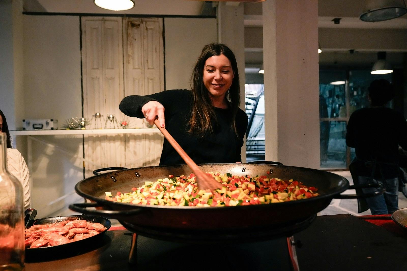 Paella-Kocherlebnis und Wein in Barcelona