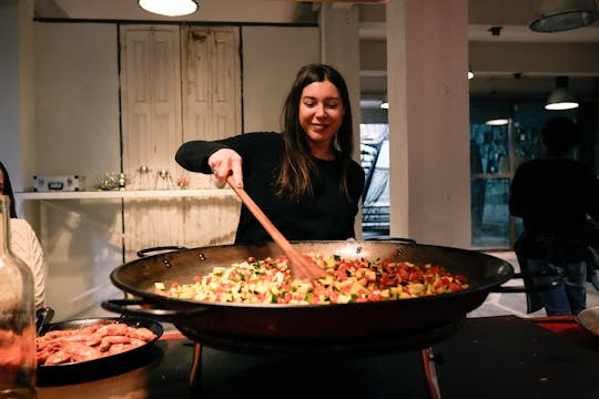 Experiencia de cocina con paella y vino en Barcelona