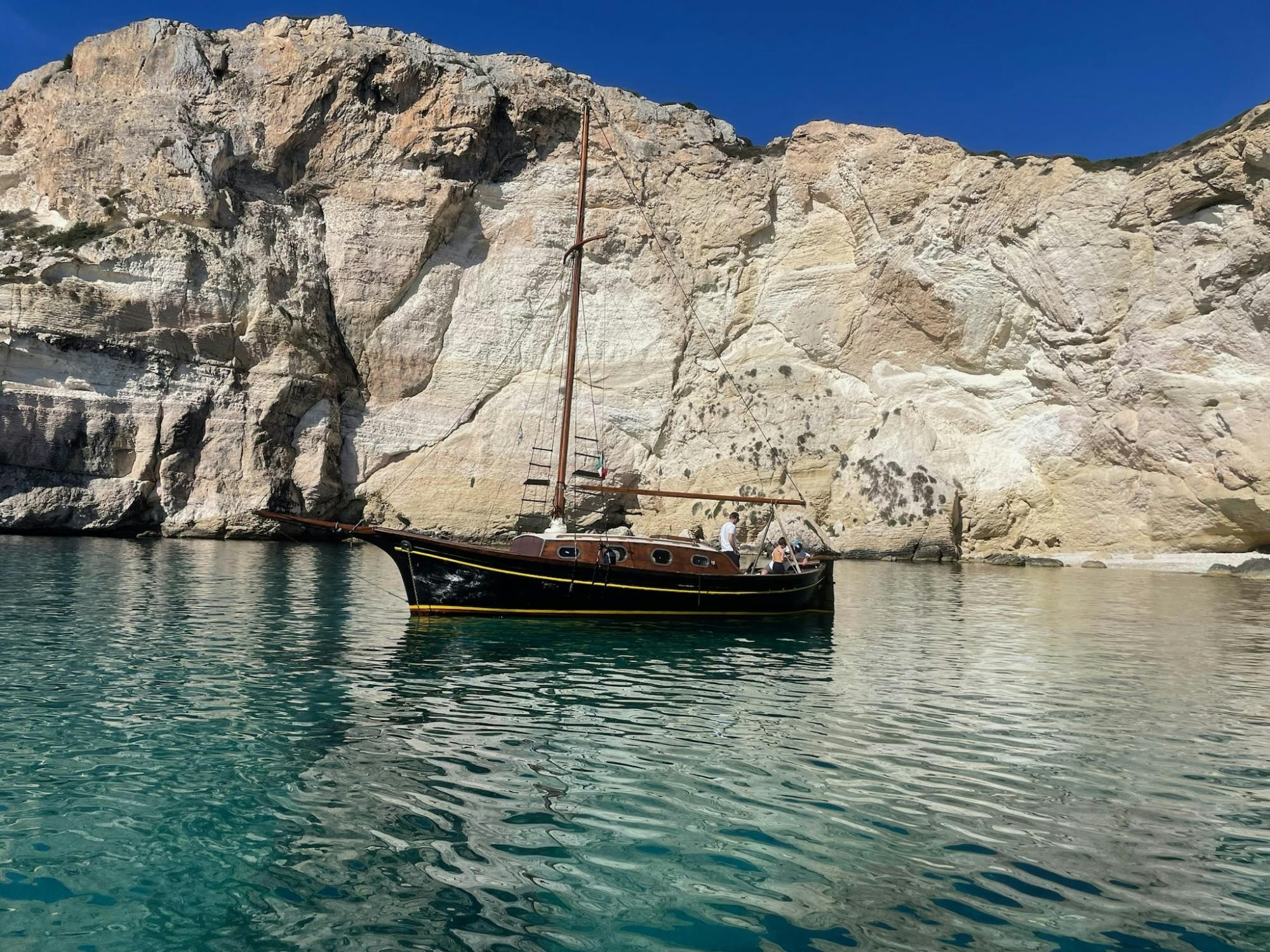 Experiência de barco ao longo do Golfo de Cagliari com Mauna Loa III Gozzo