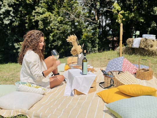 Picnic en una granja orgánica entre colinas y viñedos del lago de Garda