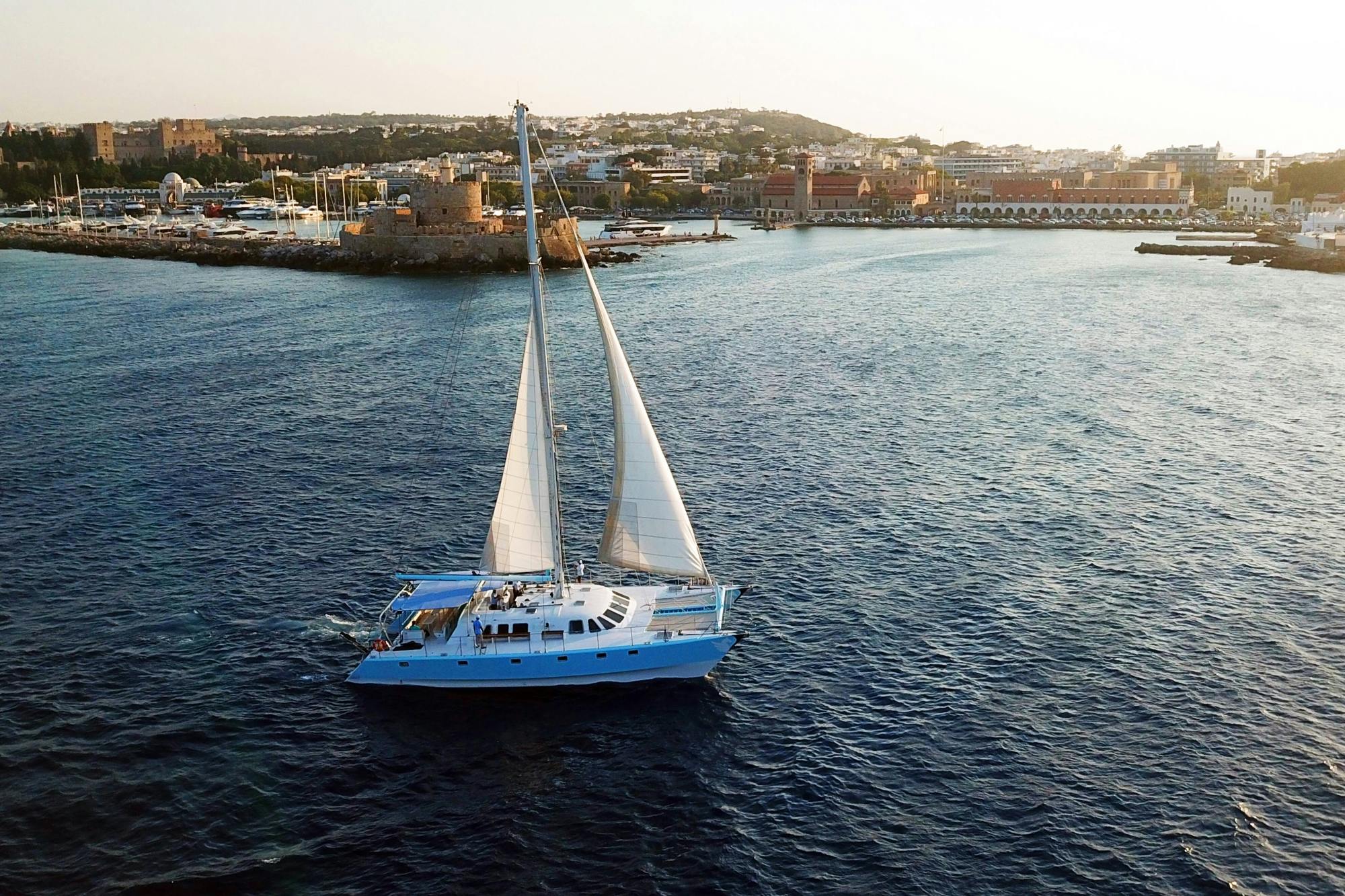 Balade en catamaran de luxe le long de la côte : De baie en baie à Rhodes