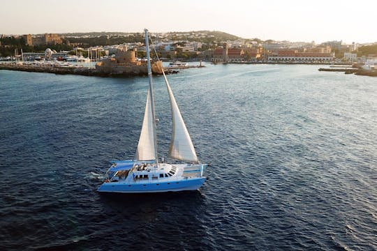 Balade en catamaran de luxe le long de la côte : De baie en baie à Rhodes